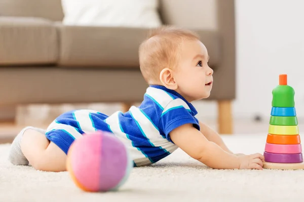Söt liten asiatisk pojke leker med leksak boll — Stockfoto