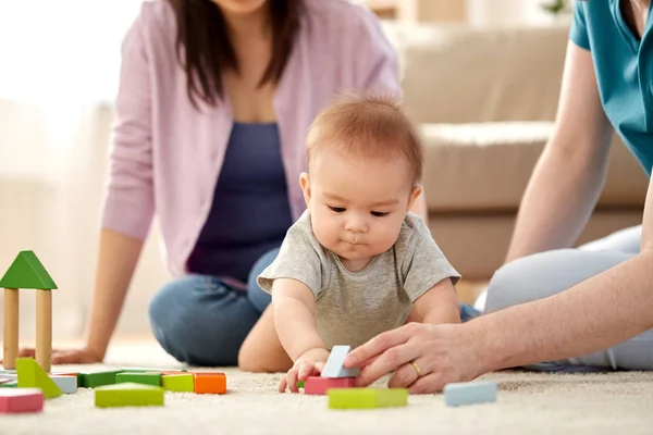 Família feliz com menino brincando em casa — Fotografia de Stock