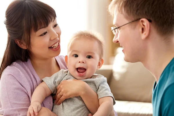 Šťastná rodina se smíšenou rasou s dítětem doma — Stock fotografie