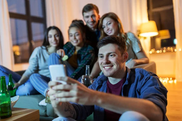 Φίλοι με smartphone και ποτά το βράδυ σπίτι — Φωτογραφία Αρχείου