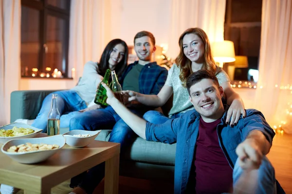 Amigos felices tomando selfie en casa fiesta —  Fotos de Stock