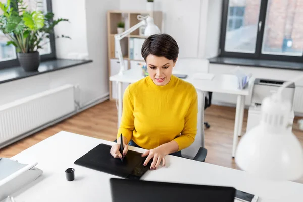 Diseñador con ordenador y pen tablet en la oficina — Foto de Stock