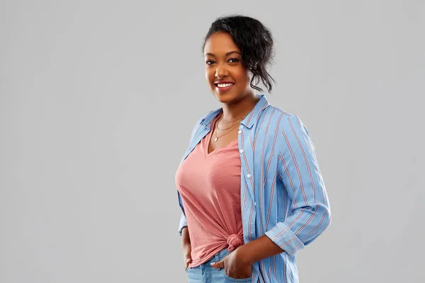 Mujer afroamericana feliz sobre fondo gris — Foto de Stock