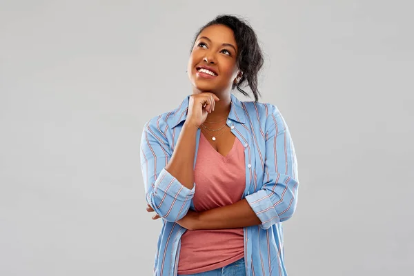 Mujer afroamericana feliz soñando — Foto de Stock