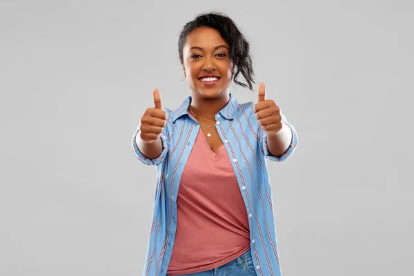Boldog afro-amerikai nő mutatja hüvelykujját felfelé — Stock Fotó