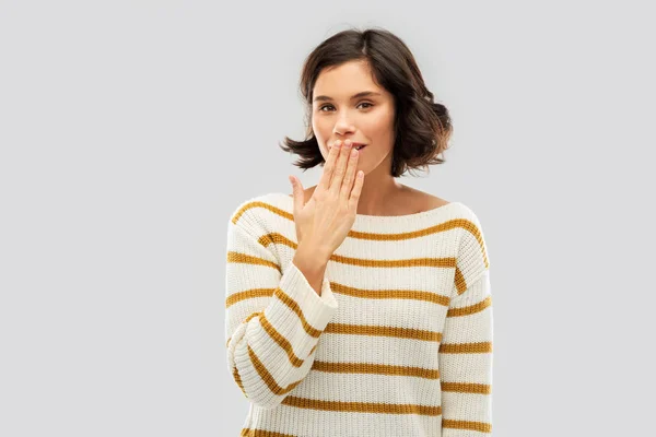 Gelukkige vrouw die mond met de hand en giechelen — Stockfoto