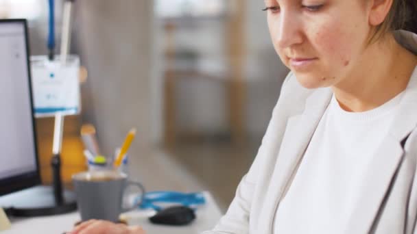 Mujer de negocios trabaja con teléfono inteligente y portátil — Vídeos de Stock