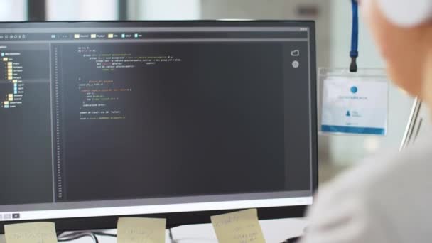 Programador femenino con computadora trabajando en la oficina — Vídeo de stock