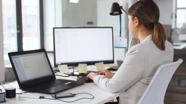 Programador femenino con computadora trabajando en la oficina — Vídeos de Stock