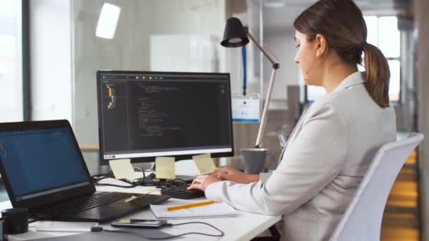 Женщина-программист с компьютером работает в офисе — стоковое видео