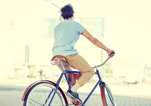 Hipster homem montando bicicleta de engrenagem fixa — Fotografia de Stock
