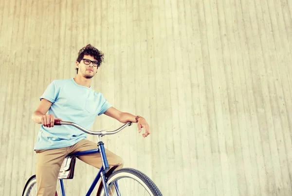 Giovane hipster uomo guida bici a scatto fisso — Foto Stock