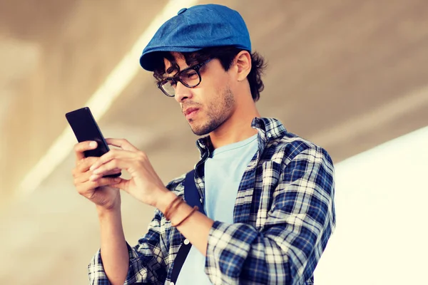 Hipster człowiek wiadomość SMS-y na smartphone — Zdjęcie stockowe