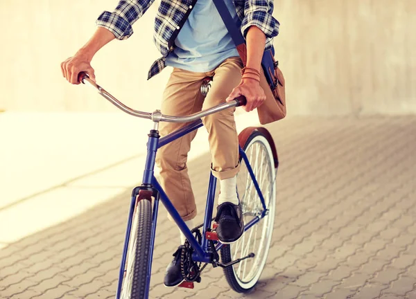 Młody hipster człowiek z torbą jazda na rowerze biegów stałych — Zdjęcie stockowe