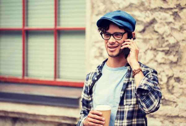 Mann mit Kaffee telefoniert mit Smartphone in der Stadt — Stockfoto