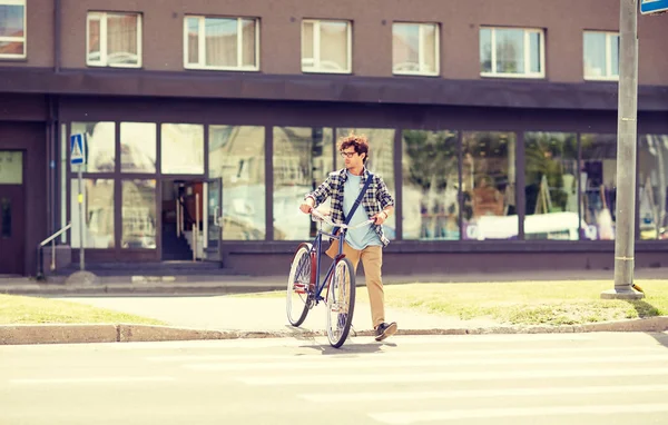 Fiatal férfi fix kerékpár felszerelés crosswalk — Stock Fotó