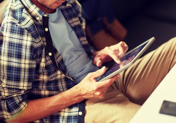 Close up of man with tablet pc sitting at cafe — Stock Photo, Image