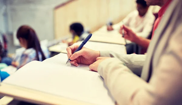 Student schrijven naar laptop examen of Hoorcollege — Stockfoto