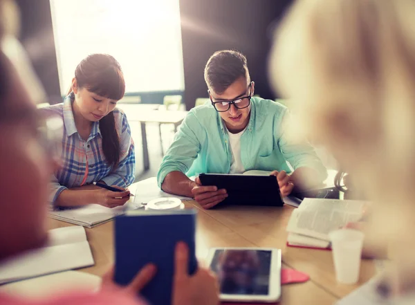 Groupe d'élèves du secondaire avec tablette pc — Photo