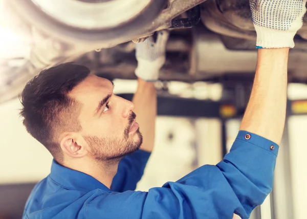 Mechaniker oder Schmied reparieren Auto in der Werkstatt — Stockfoto