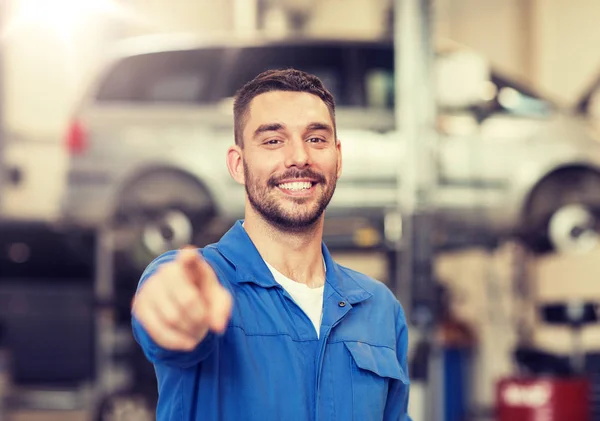 Happy auto mechanik muž nebo smith na auto workshop — Stock fotografie