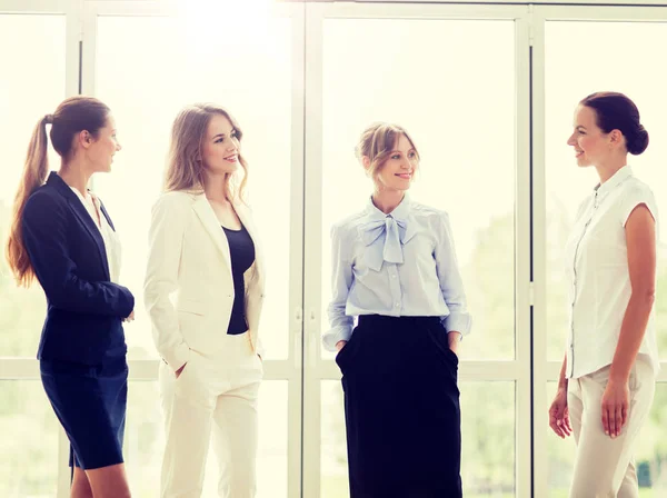 Femmes d'affaires se réunissant au bureau et parlant — Photo