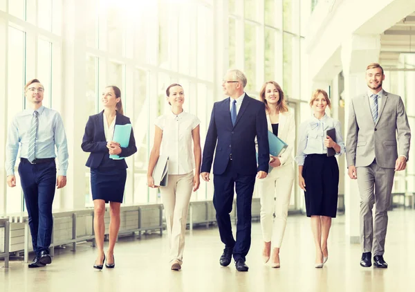 Business people walking along office building — Stock Photo, Image