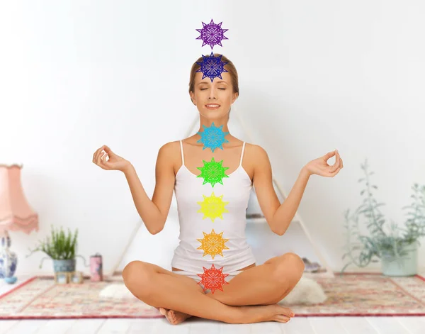 Vrouw in Lotus pose doen yoga met zeven chakra's — Stockfoto