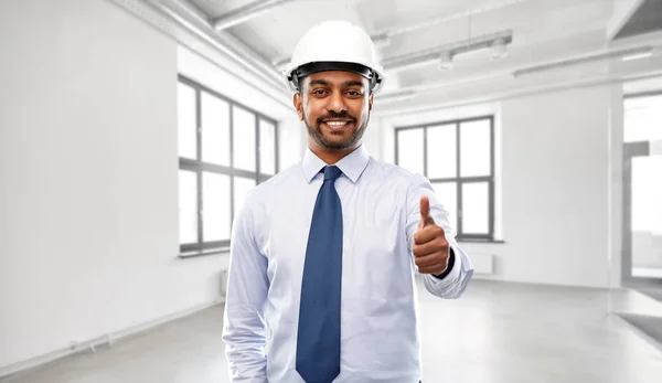 Arquitecto o hombre de negocios en casco muestra pulgares hacia arriba — Foto de Stock