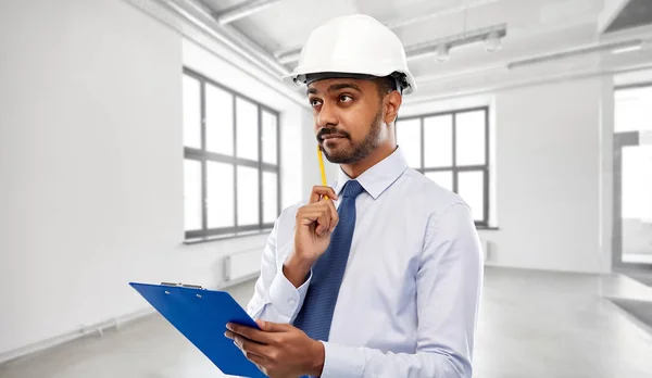 Arquitecto o empresario en casco con portapapeles — Foto de Stock