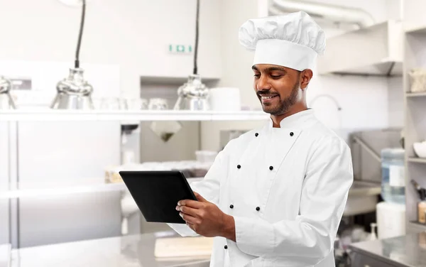 Chef indio con tablet pc en la cocina del restaurante —  Fotos de Stock