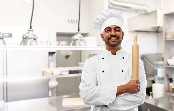 Chef indien ou boulanger avec rouleau à pâtisserie à la cuisine — Photo