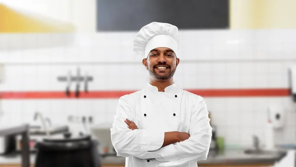 Lycklig indisk i toque på restaurang kök — Stockfoto