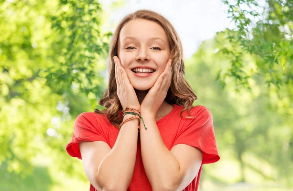 Sorridente ragazza adolescente su sfondo naturale — Foto Stock