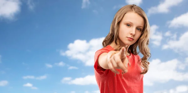 Tonårig flicka i röd t-shirt pekande finger till dig — Stockfoto