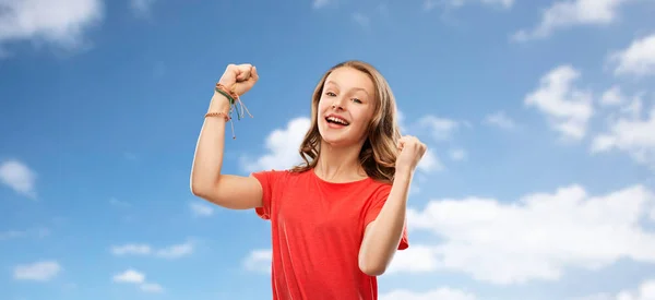 Счастливая девочка-подросток в красном празднует триумф — стоковое фото