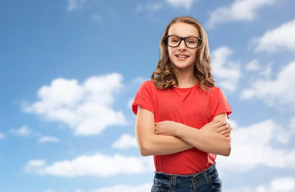 Χαμογελαστή μαθήτρια σε γυαλιά πάνω από τον ουρανό — Φωτογραφία Αρχείου