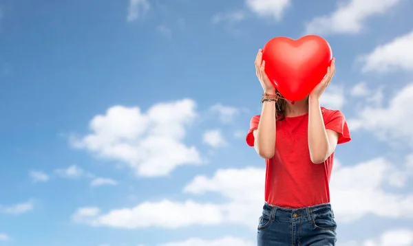 Adolescente chica con rojo corazón en forma de globo — Foto de Stock