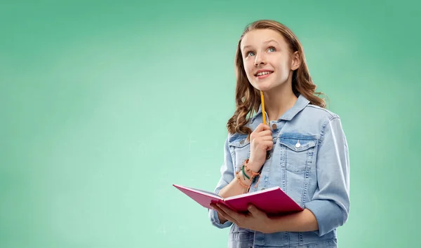 Studentin mit Notizbuch über grünem Hintergrund — Stockfoto