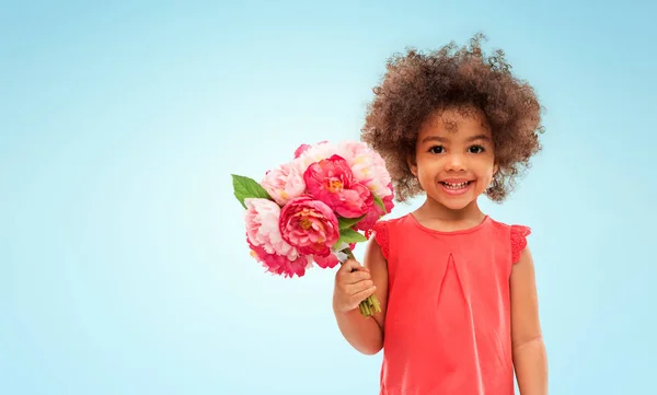 Happy little african american girl with flowers — Stock Photo, Image