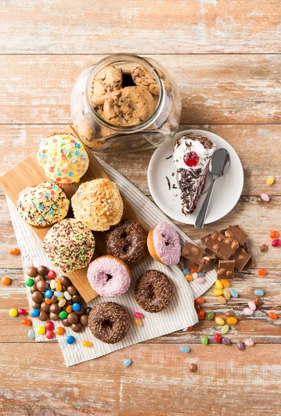 Primo piano di diversi dolci in tavola — Foto Stock