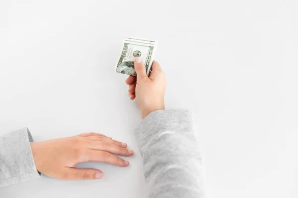 Close-up van de vrouw handholding US dollar geld — Stockfoto