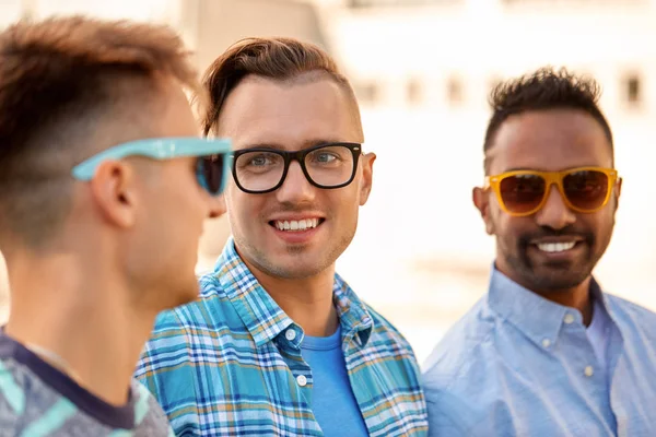 Щасливі молоді чоловіки в окулярах і сонцезахисних окулярах на відкритому повітрі — стокове фото