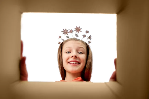 Chica feliz en tiara mirando en la caja de regalo abierta — Foto de Stock