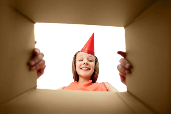 Grattis på födelsedagen flickan i partiet hatt öppna presentbox — Stockfoto