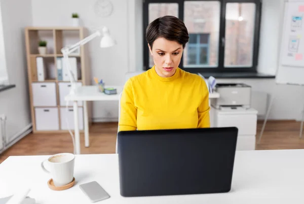 Femeie de afaceri cu laptop care lucrează la birou — Fotografie, imagine de stoc