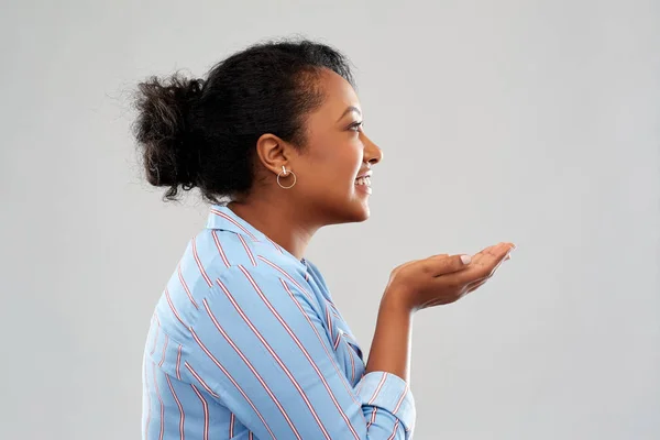 Mujer africana feliz sosteniendo algo en las manos — Foto de Stock