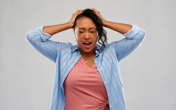 Stressad afrikansk amerikansk kvinna håller till chef — Stockfoto