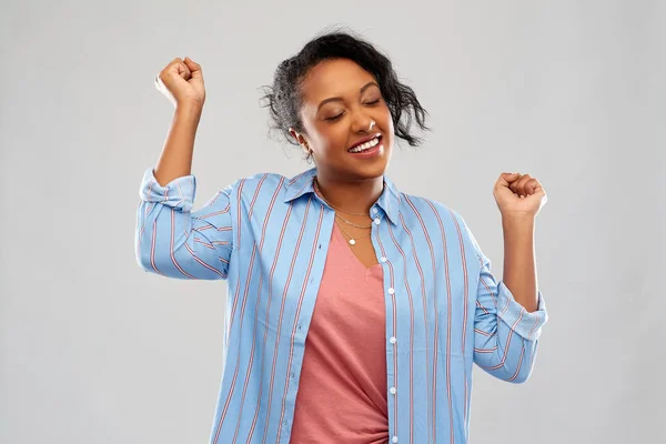 Mujer afroamericana feliz celebrando el éxito — Foto de Stock