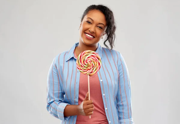 快乐的非洲裔美国妇女与大棒棒糖 — 图库照片
